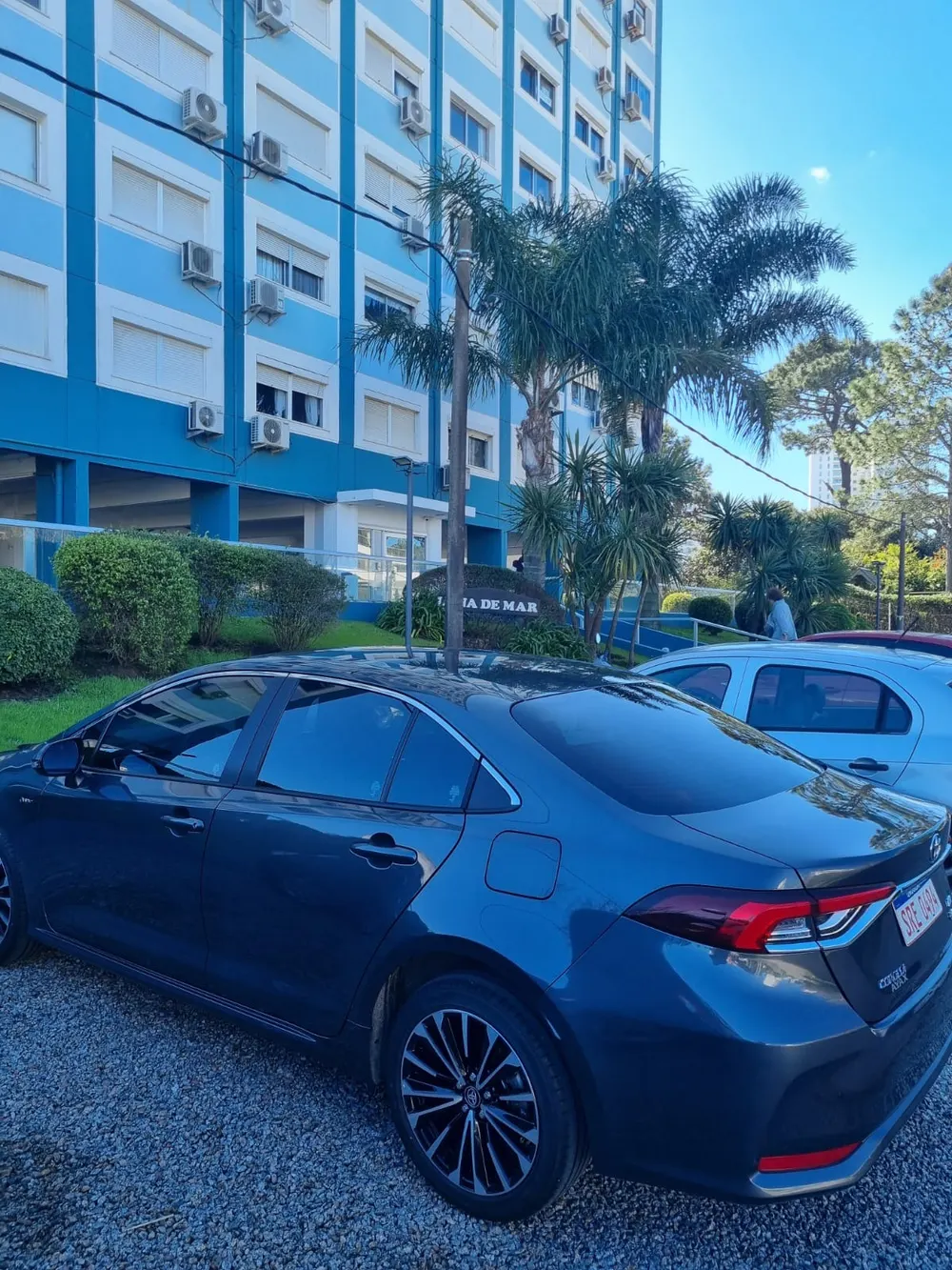 Toyota Corolla Hybrid de Acremises en un edificio residencial