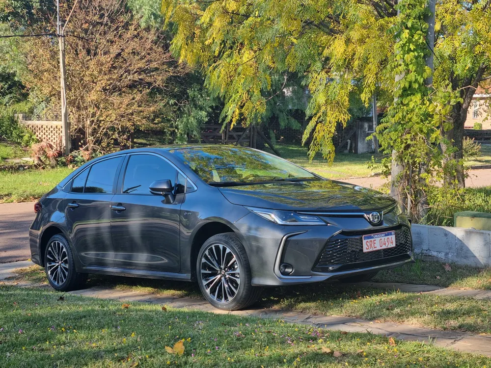 Toyota Corolla Hybrid de Acremises estacionado