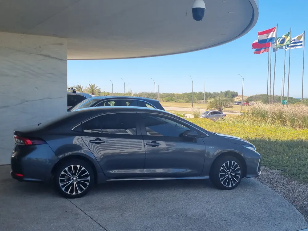 Toyota Corolla Hybrid de Acremises bajo una entrada de hotel