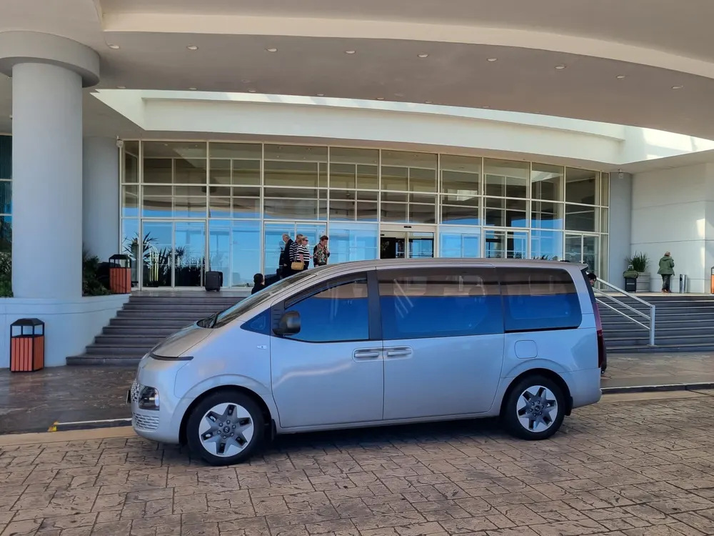 Hyundai Staria recibiendo pasajeros en la entrada de un hotel