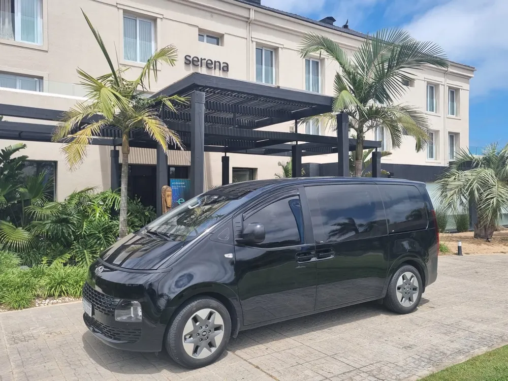 Hyundai Staria de Acremises frente a un hotel