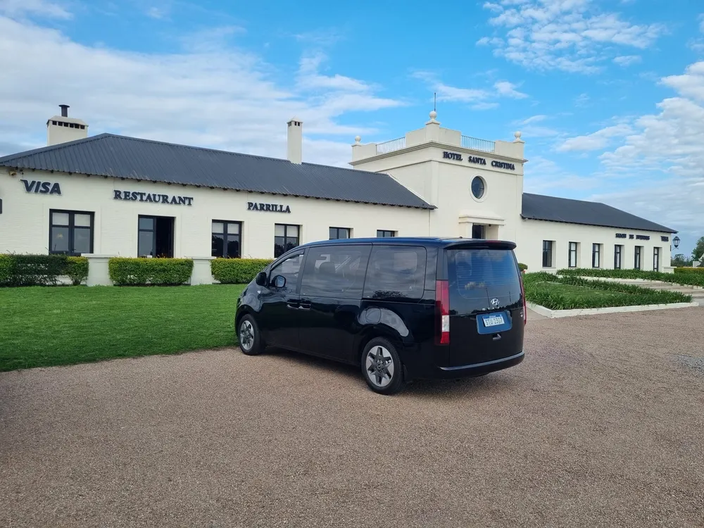 Hyundai Staria de Acremises frente a un hotel de campo