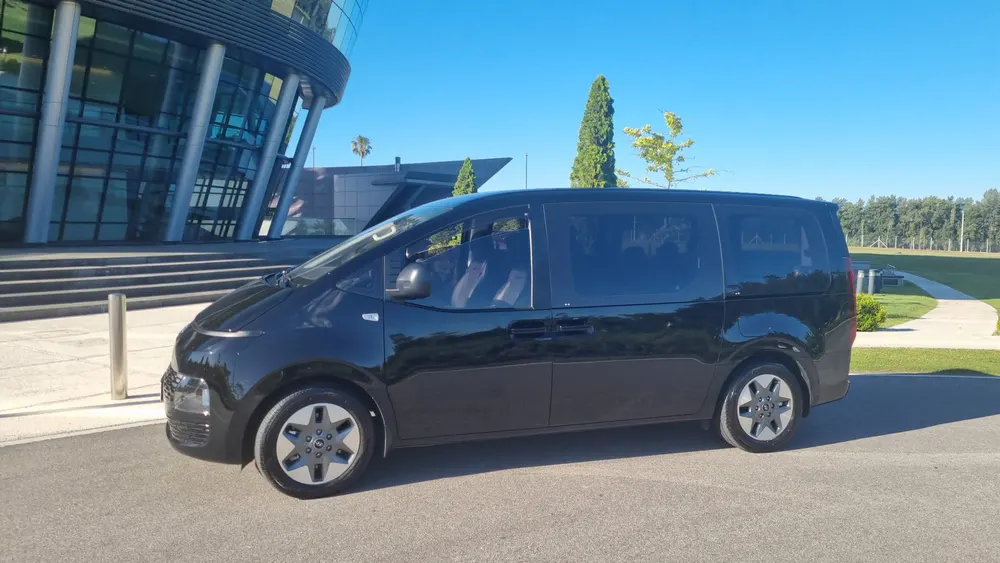 Hyundai Staria de Acremises frente a un edificio moderno